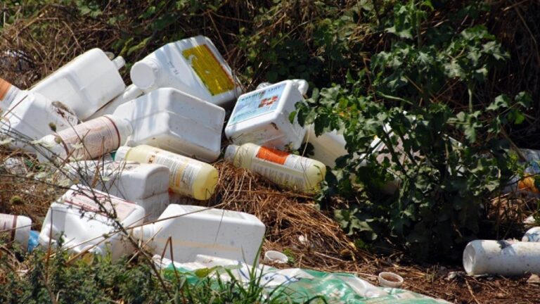Απελπιστική η κατάσταση στον γεμιστήρα αγροτικών φαρμάκων στη Σκύδρα