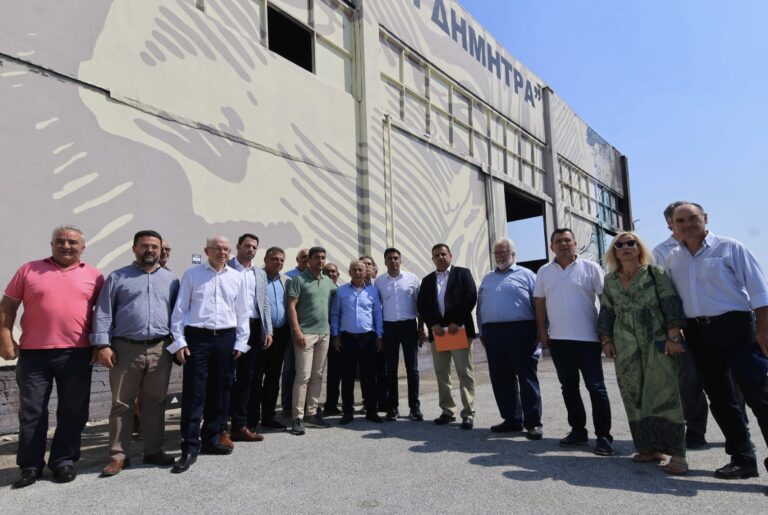 Επίσκεψη Αυγενάκη στον πυρόπληκτο συνεταιρισμό «Δήμητρα»