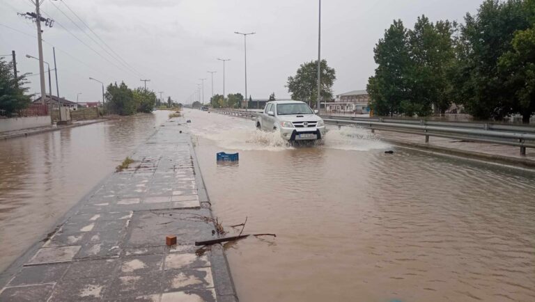 Σοβαρά προβλήματα σε Λάρισα και Εύβοια από τις πλημμύρες